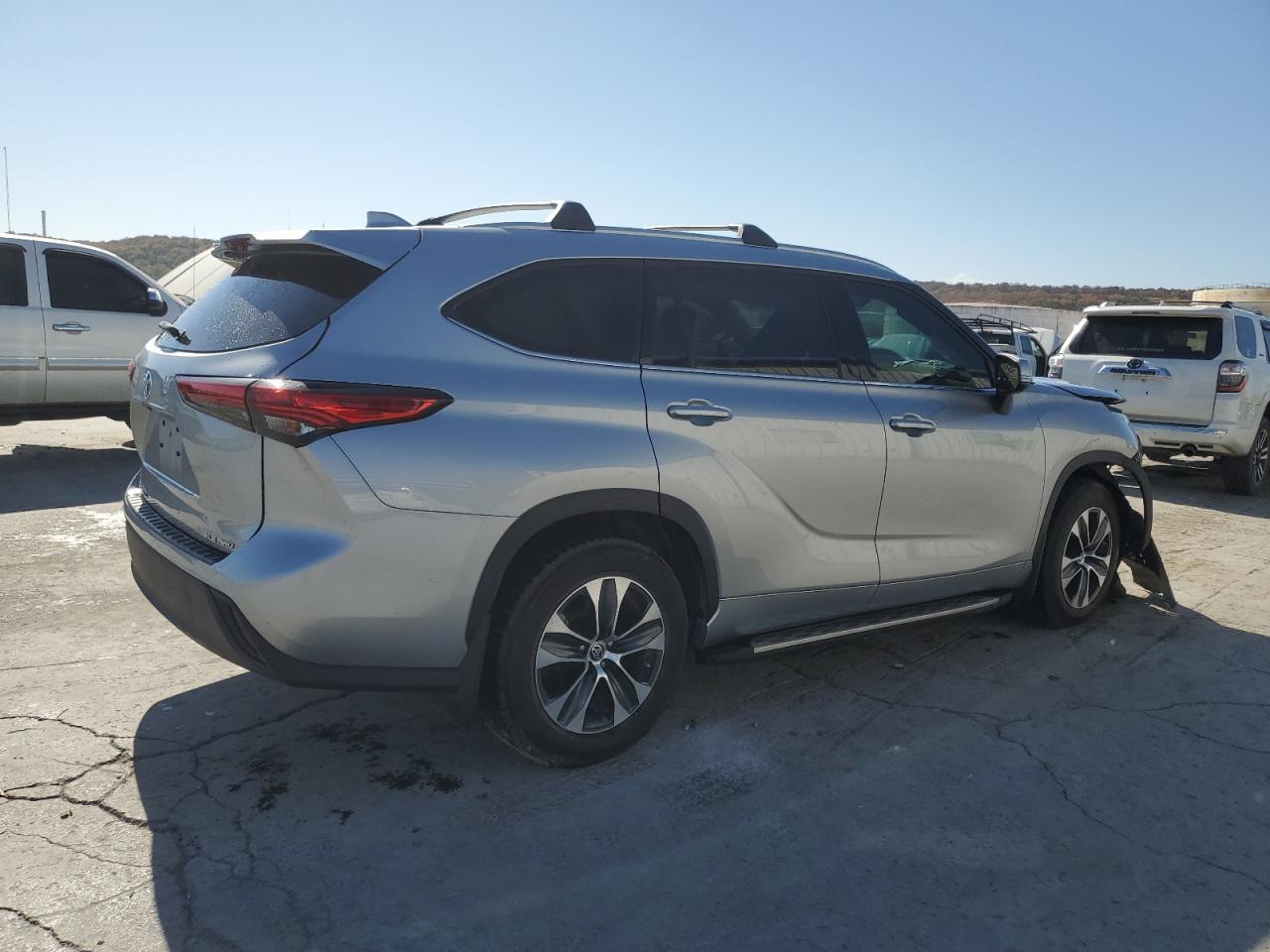 2022 TOYOTA HIGHLANDER XLE VIN:5TDGZRBH3NS175925