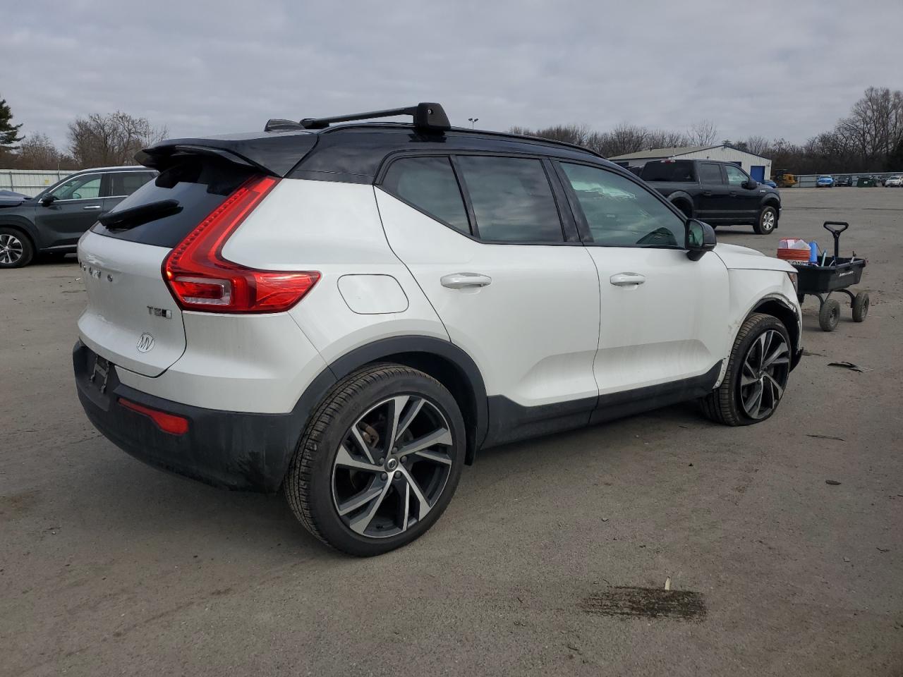 2022 VOLVO XC40 T5 R-DESIGN VIN:YV4162UM1N2695724