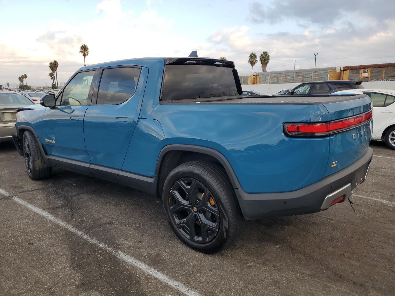 2022 RIVIAN R1T ADVENTURE VIN:7FCTGAAA0NN011056