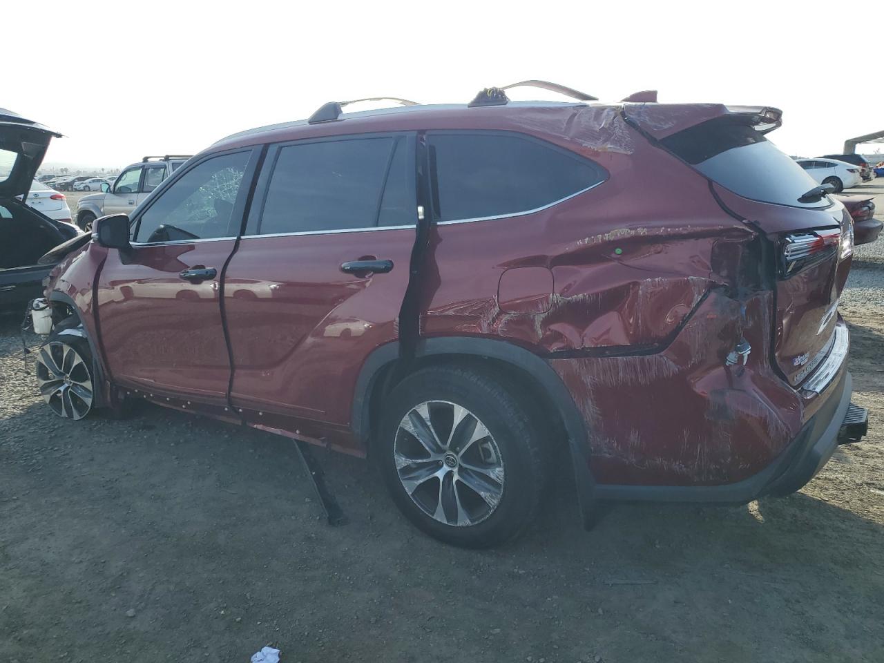 2022 TOYOTA HIGHLANDER XLE VIN:5TDGZRBH3NS203707