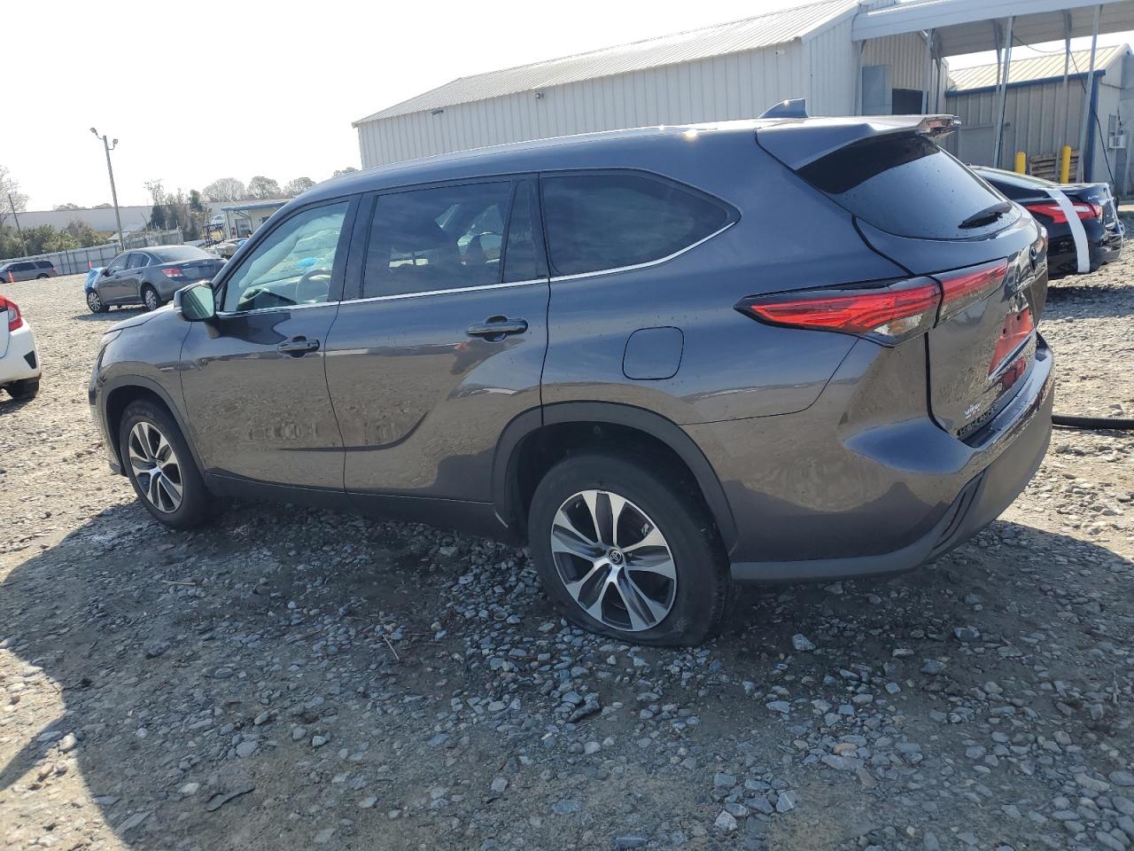 2022 TOYOTA HIGHLANDER XLE VIN:5TDHZRAH4NS545270
