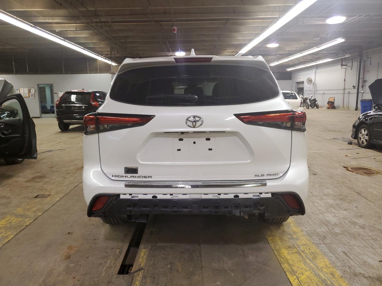 2022 TOYOTA HIGHLANDER XLE VIN:5TDGZRBH0NS560570