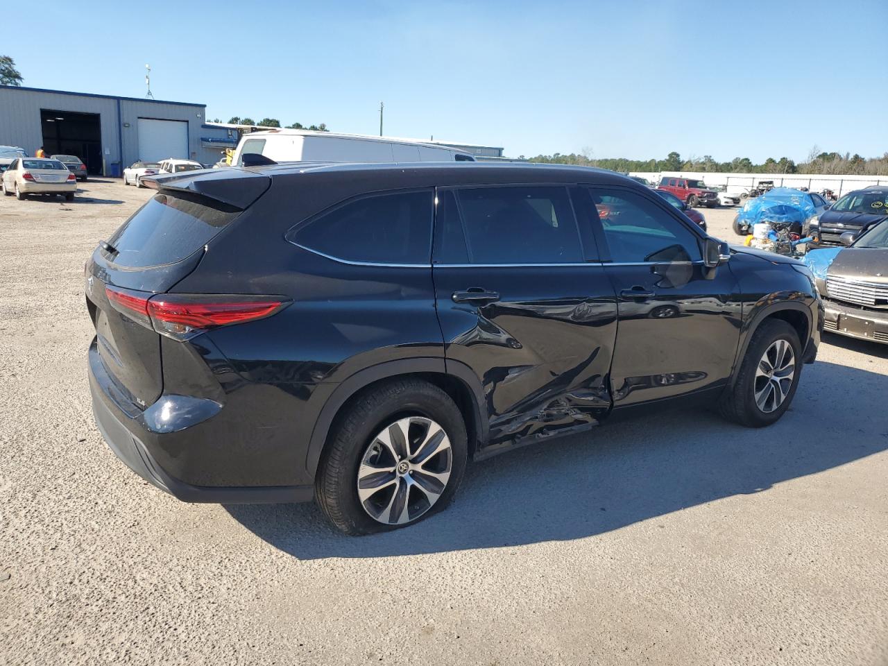 2022 TOYOTA HIGHLANDER XLE VIN:5TDHZRAH0NS555195