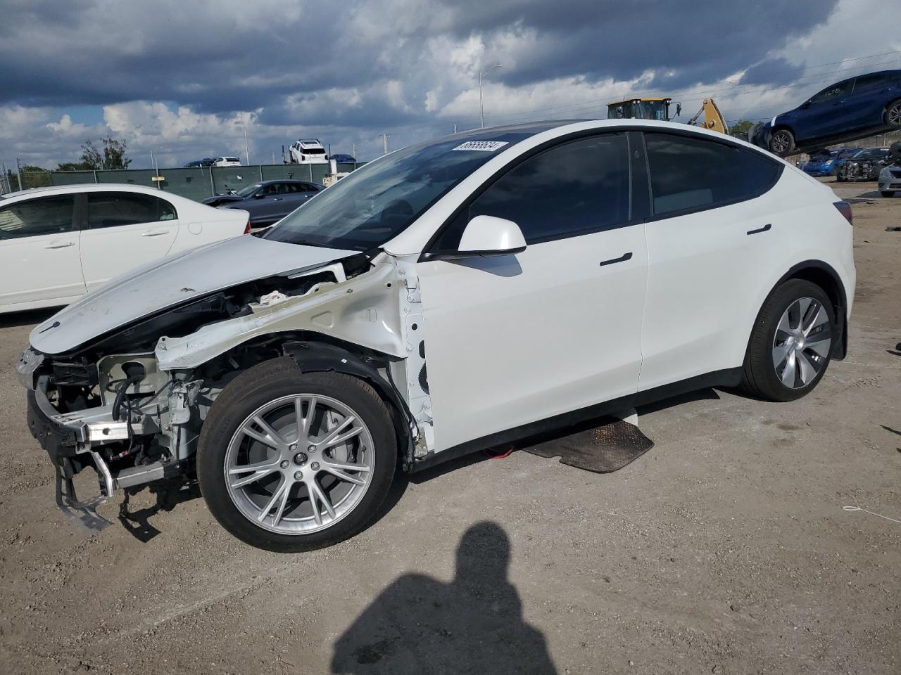 2024 TESLA MODEL Y  VIN:7SAYGDEE1RA282416