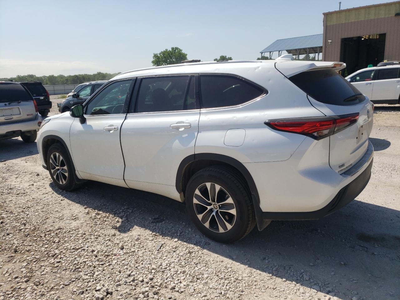 2022 TOYOTA HIGHLANDER XLE VIN:5TDGZRBHXNS570829