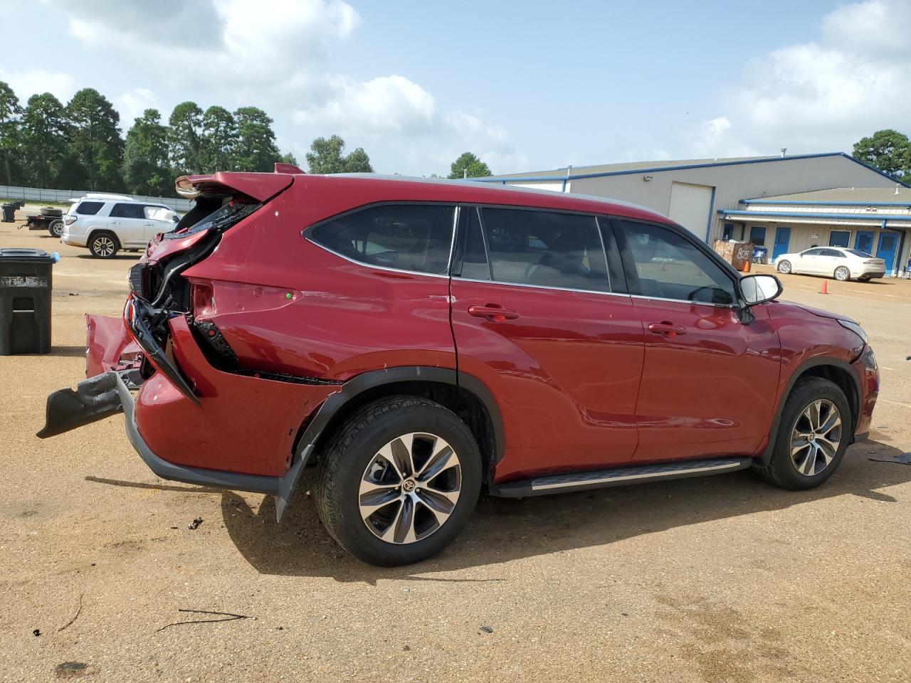 2022 TOYOTA HIGHLANDER XLE VIN:5TDGZRAH4NS121065