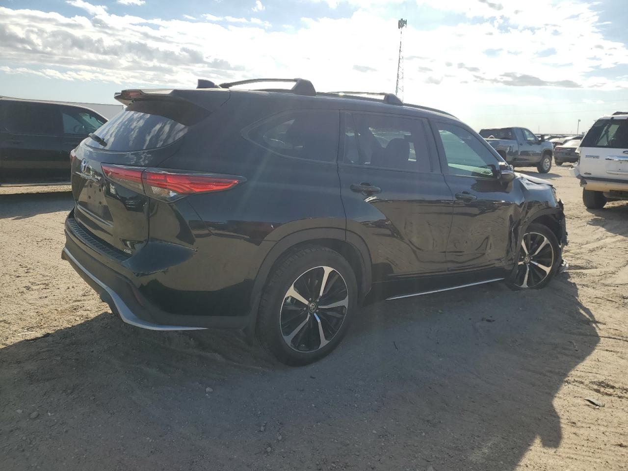 2022 TOYOTA HIGHLANDER XSE VIN:5TDLZRAHXNS131887