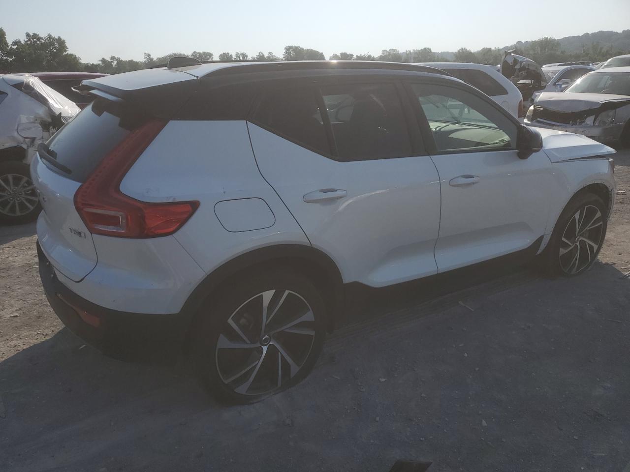 2022 VOLVO XC40 T5 R-DESIGN VIN:YV4162UM0N2667557