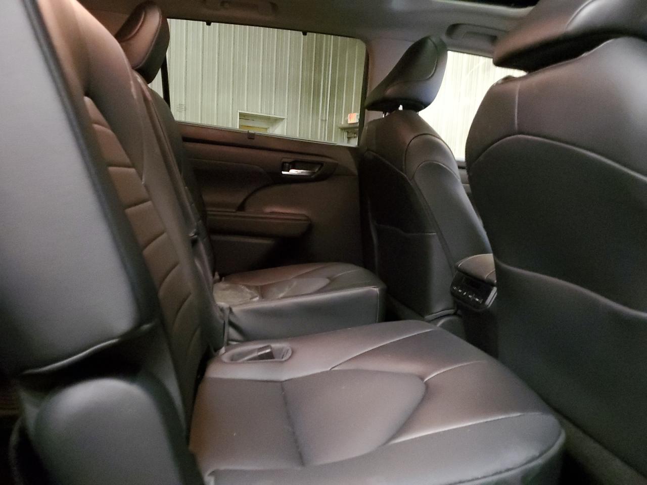 2022 TOYOTA HIGHLANDER XLE VIN:5TDHZRBHXNS238202