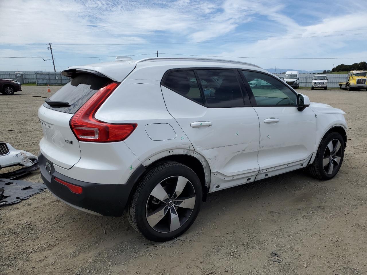 2022 VOLVO XC40 T5 MOMENTUM VIN:YV4162UK0N2647095