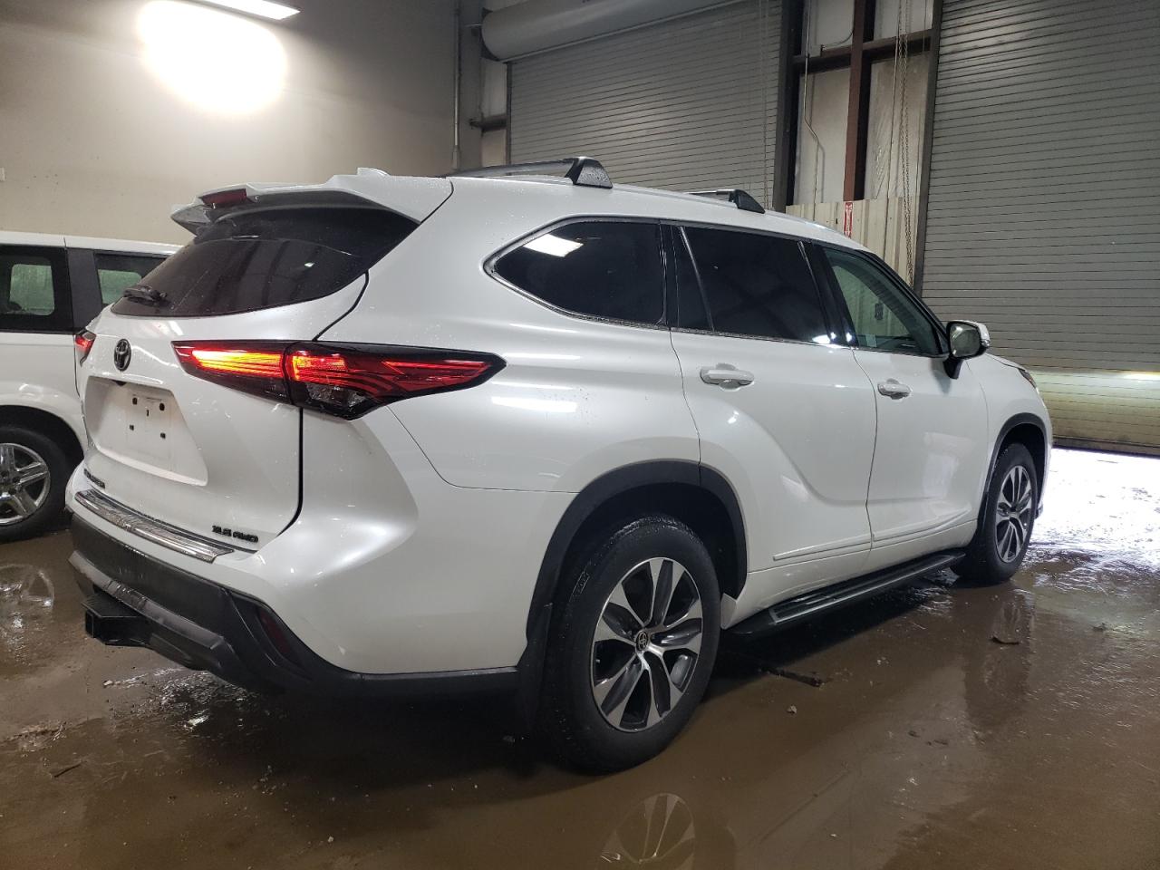 2022 TOYOTA HIGHLANDER XLE VIN:5TDHZRBH6NS165765