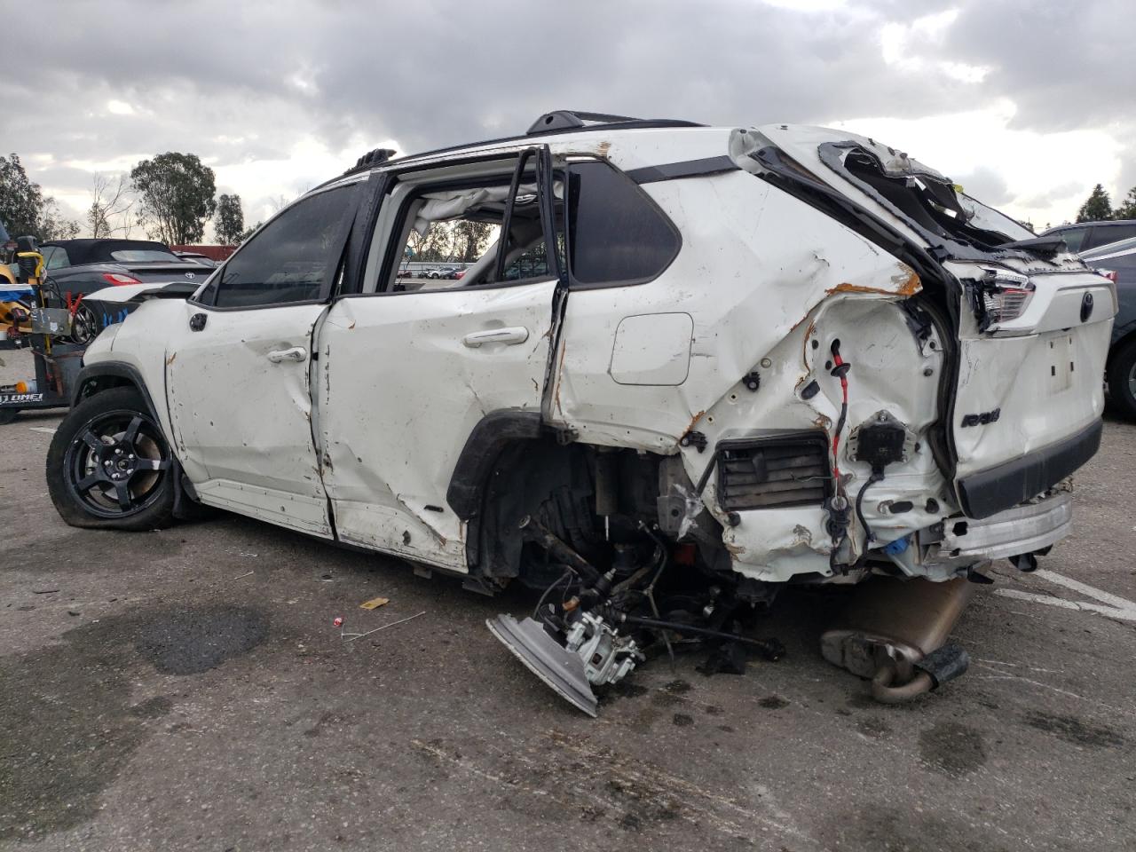 2022 TOYOTA RAV4 XLE PREMIUM VIN:JTMB6RFV1ND527611