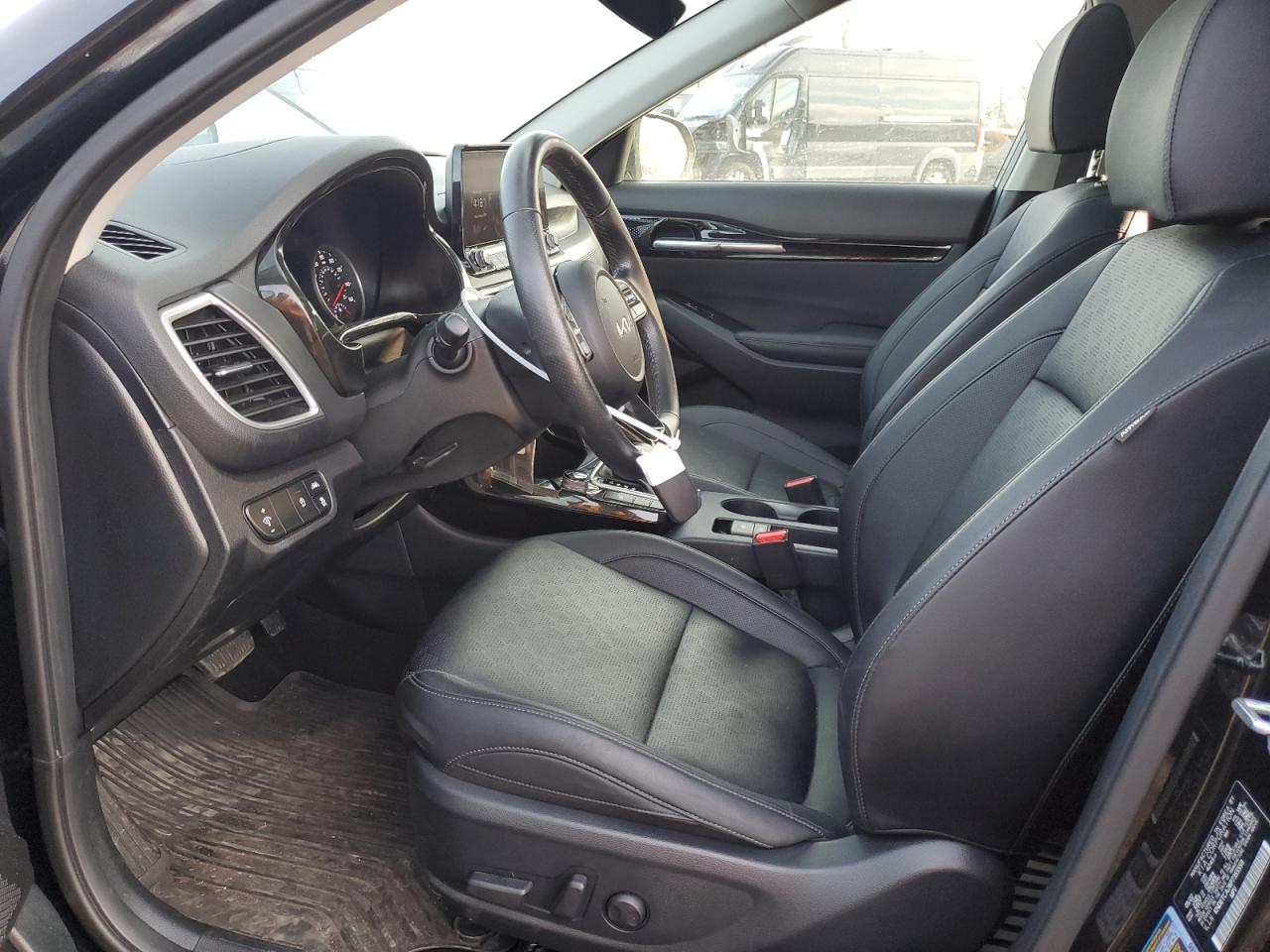 2023 KIA SELTOS SX VIN:KNDETCA26P7355559