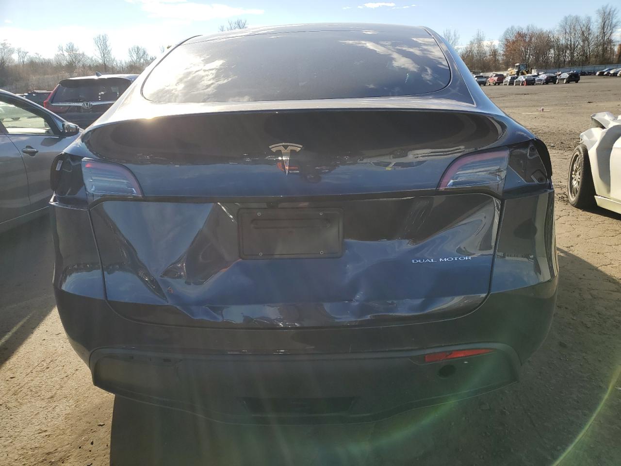 2024 TESLA MODEL Y  VIN:7SAYGDEE2RA232477