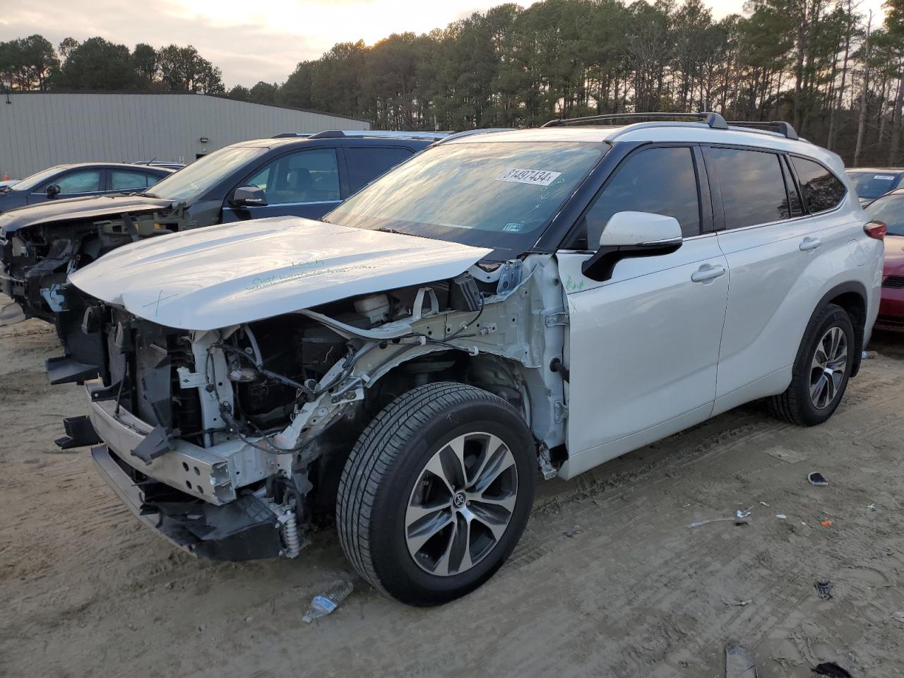 2022 TOYOTA HIGHLANDER XLE VIN:5TDGZRBH1NS165345