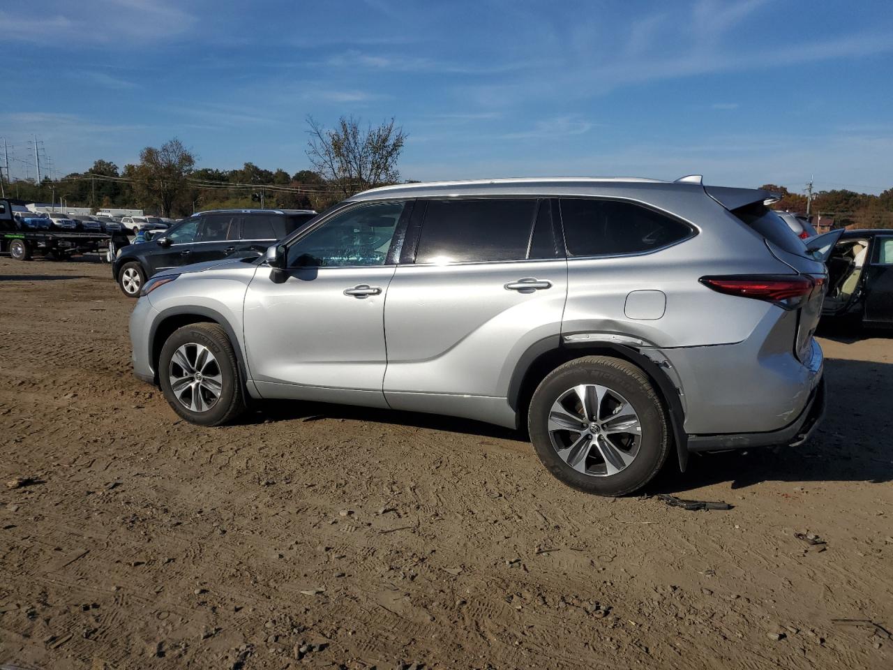 2022 TOYOTA HIGHLANDER XLE VIN:5TDHZRBH6NS581833