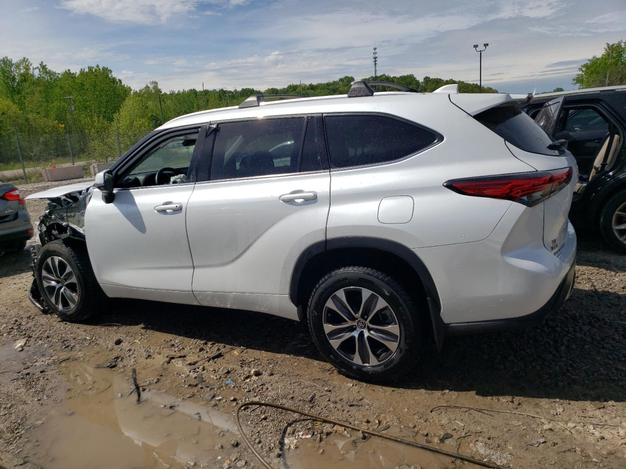 2022 TOYOTA HIGHLANDER XLE VIN:5TDGZRBH7NS576913