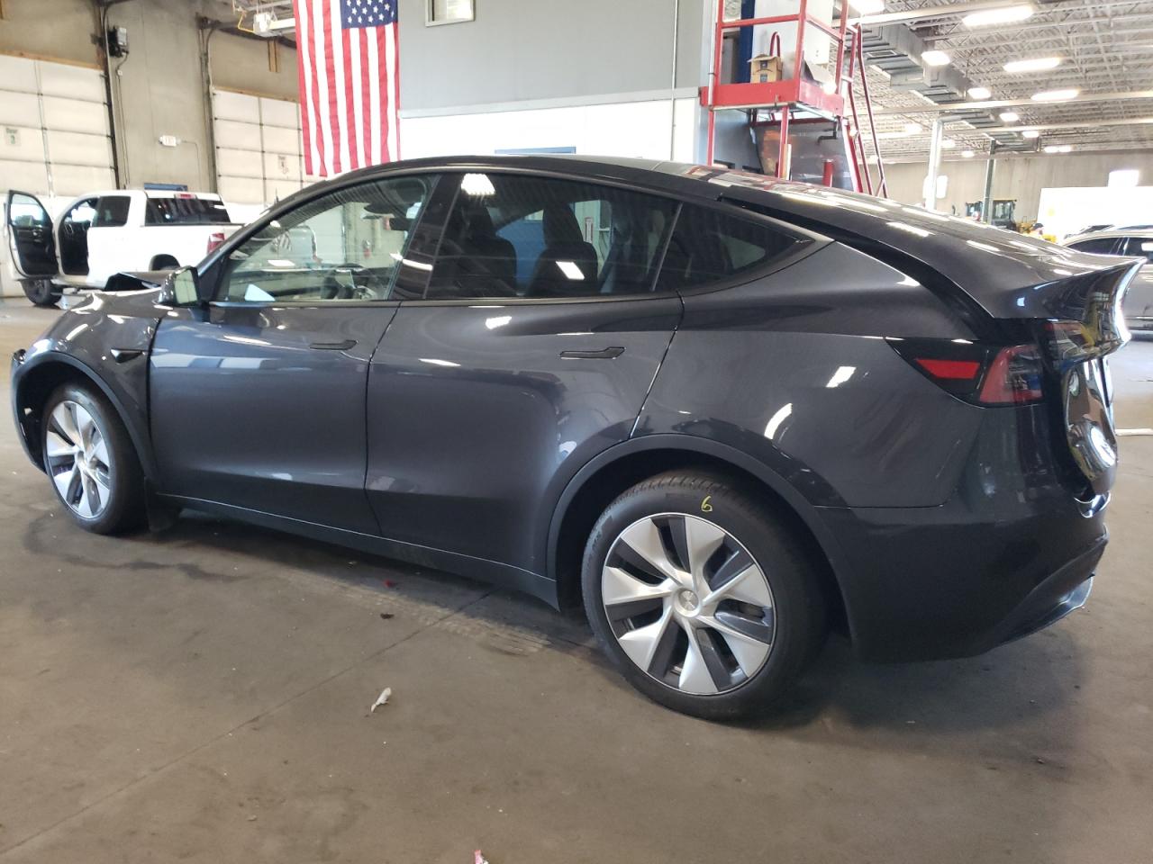 2024 TESLA MODEL Y  VIN:7SAYGDEE9RA228670