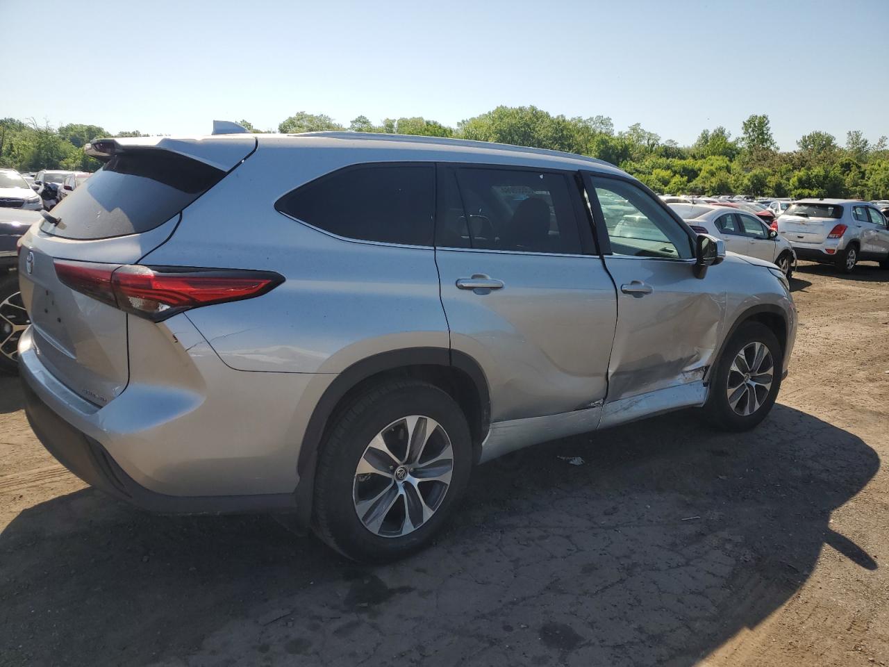 2022 TOYOTA HIGHLANDER XLE VIN:5TDGZRBH3NS581896