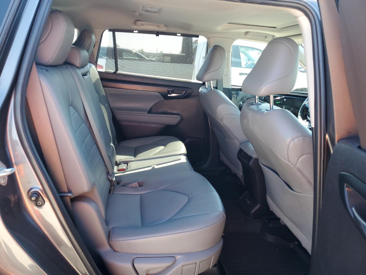 2022 TOYOTA HIGHLANDER XLE VIN:5TDGZRAH8NS557577