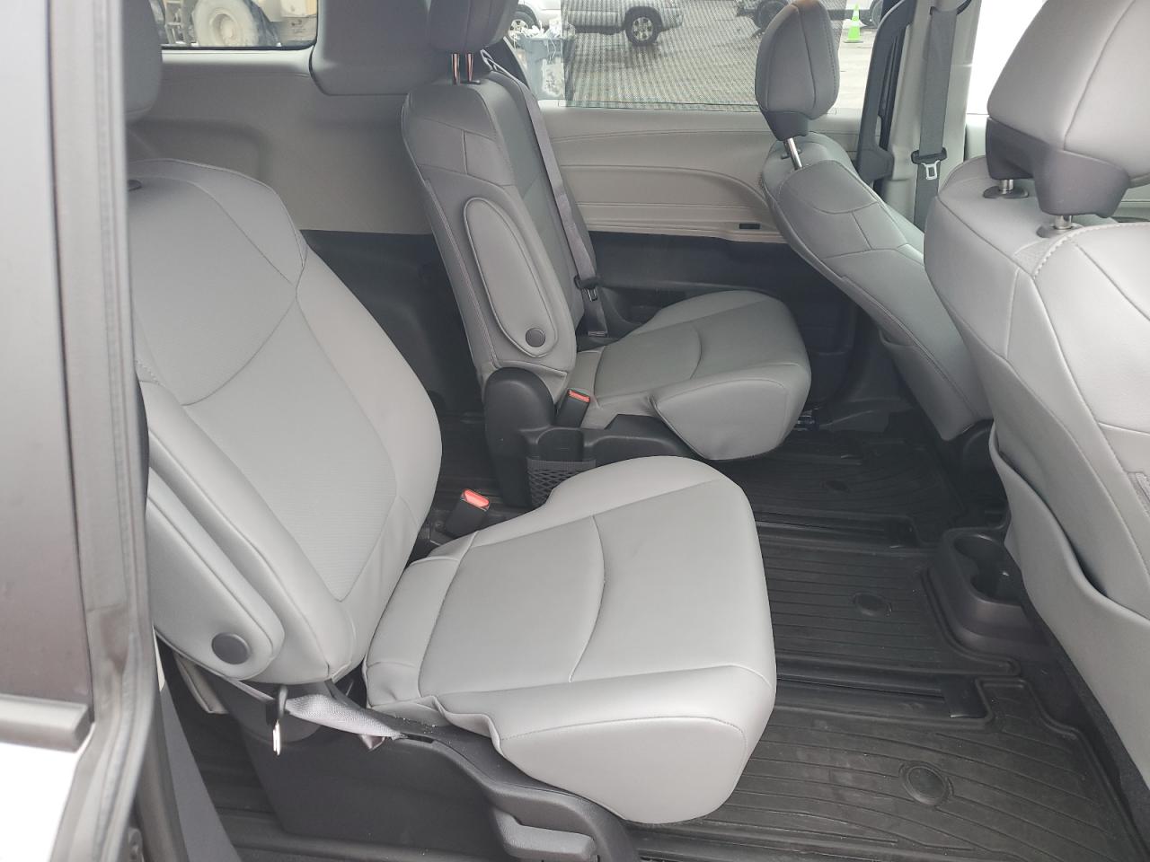 2022 TOYOTA SIENNA XLE VIN:WA1L2AFP4GA036046