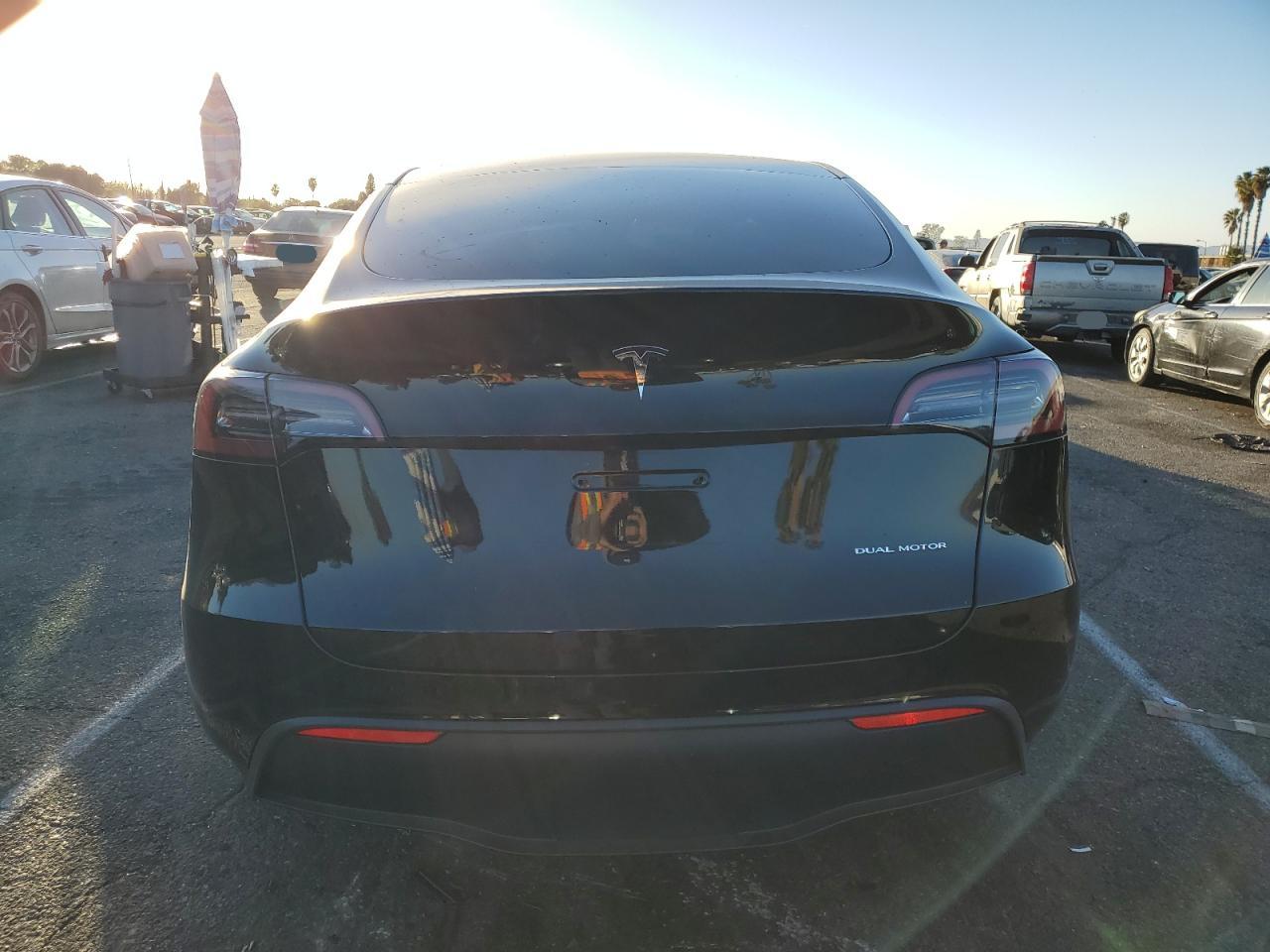 2024 TESLA MODEL Y  VIN:7SAYGDEE8RA231933