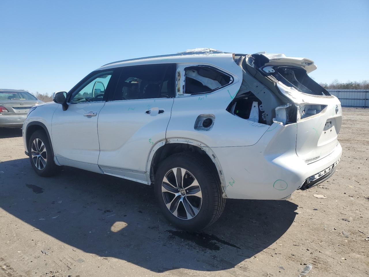 2022 TOYOTA HIGHLANDER XLE VIN:5TDGZRBH2NS573577