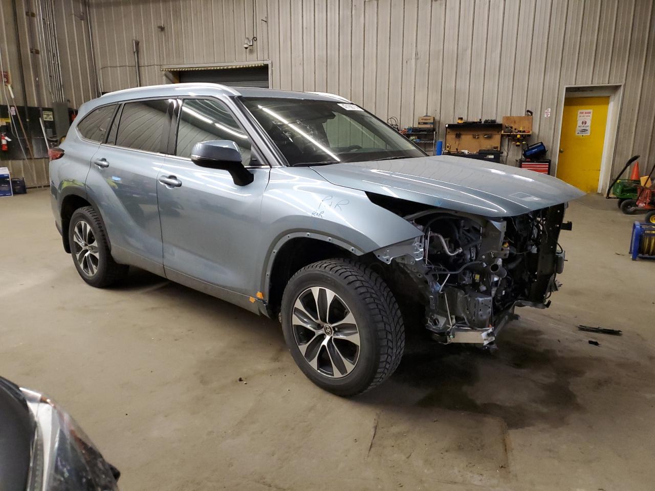 2022 TOYOTA HIGHLANDER XLE VIN:5TDHZRBHXNS238202