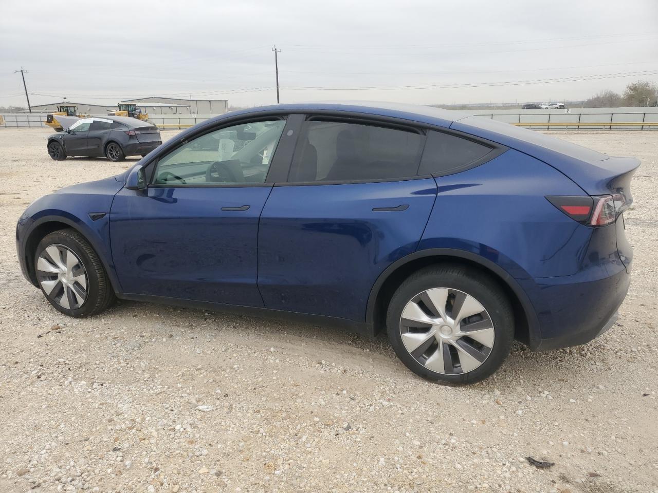 2024 TESLA MODEL Y  VIN:7SAYGDEE8RA270456
