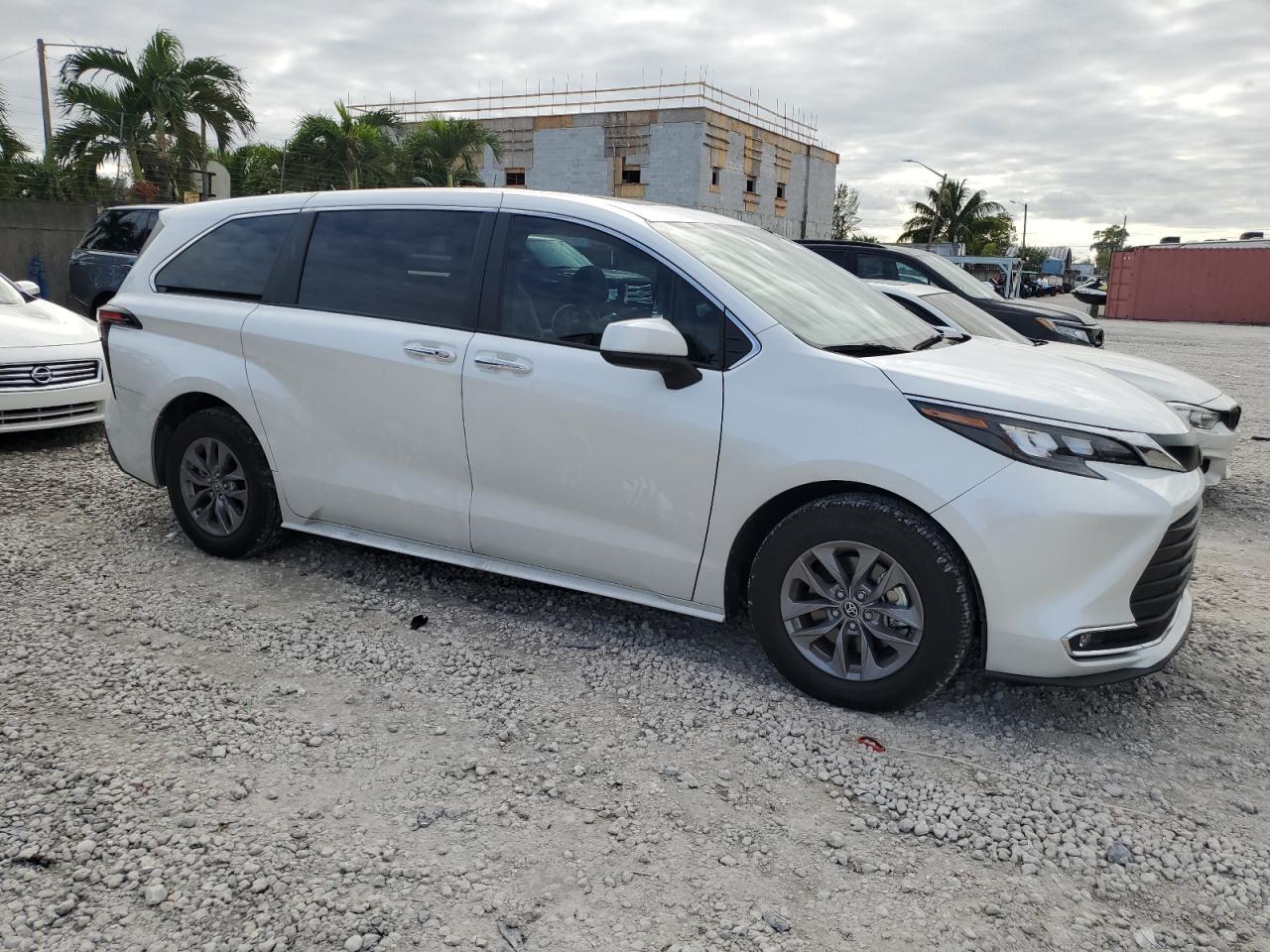 2024 TOYOTA SIENNA XLE VIN:5TDYRKEC6RS192980