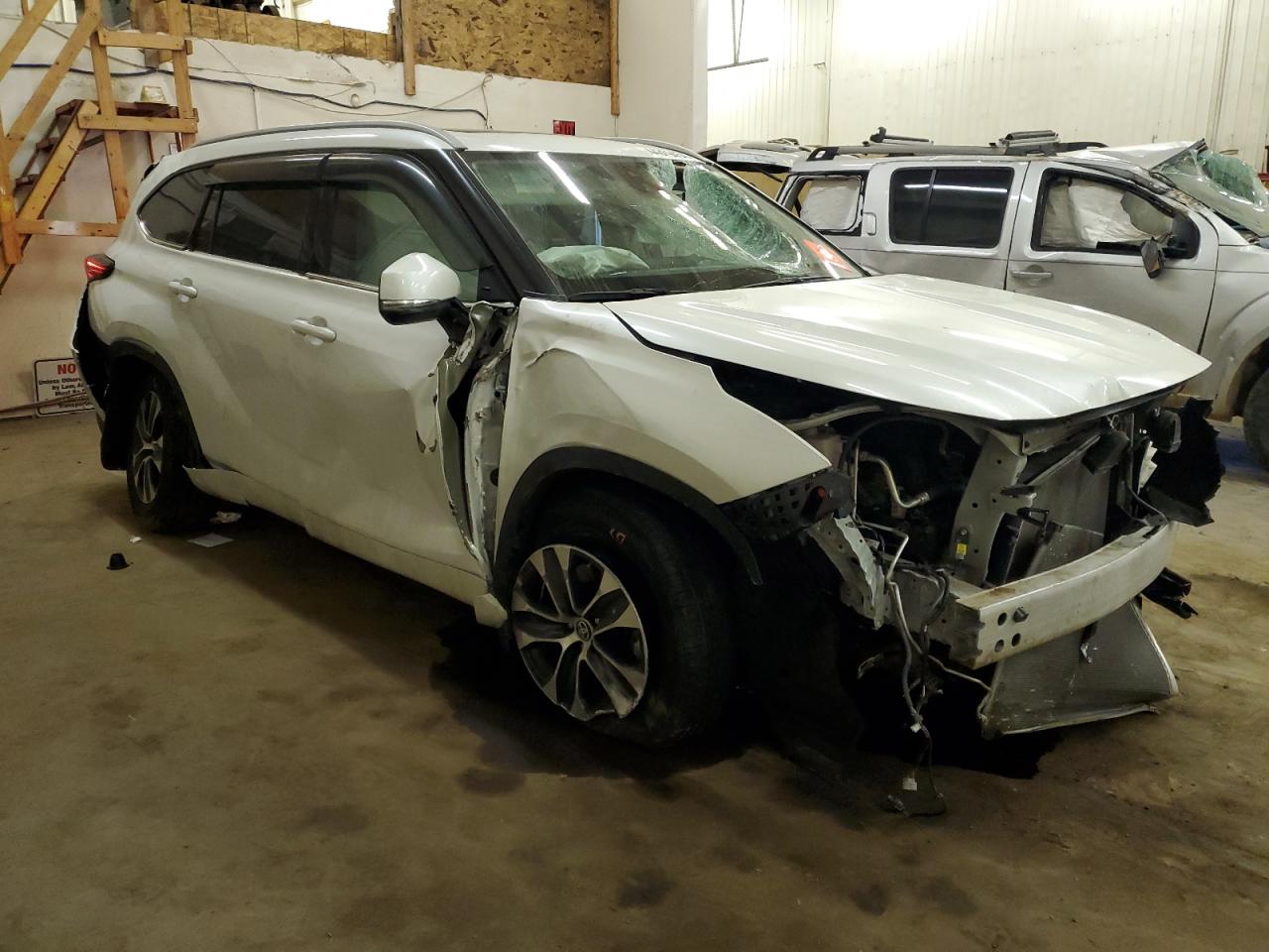 2022 TOYOTA HIGHLANDER XLE VIN:5TDGZRBH8NS560915