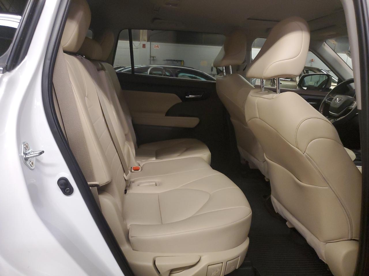 2022 TOYOTA HIGHLANDER XLE VIN:5TDGZRBH0NS560570