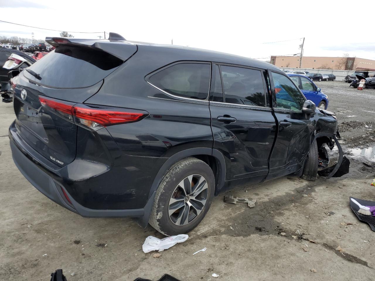 2022 TOYOTA HIGHLANDER XLE VIN:5TDGZRBH3NS570302