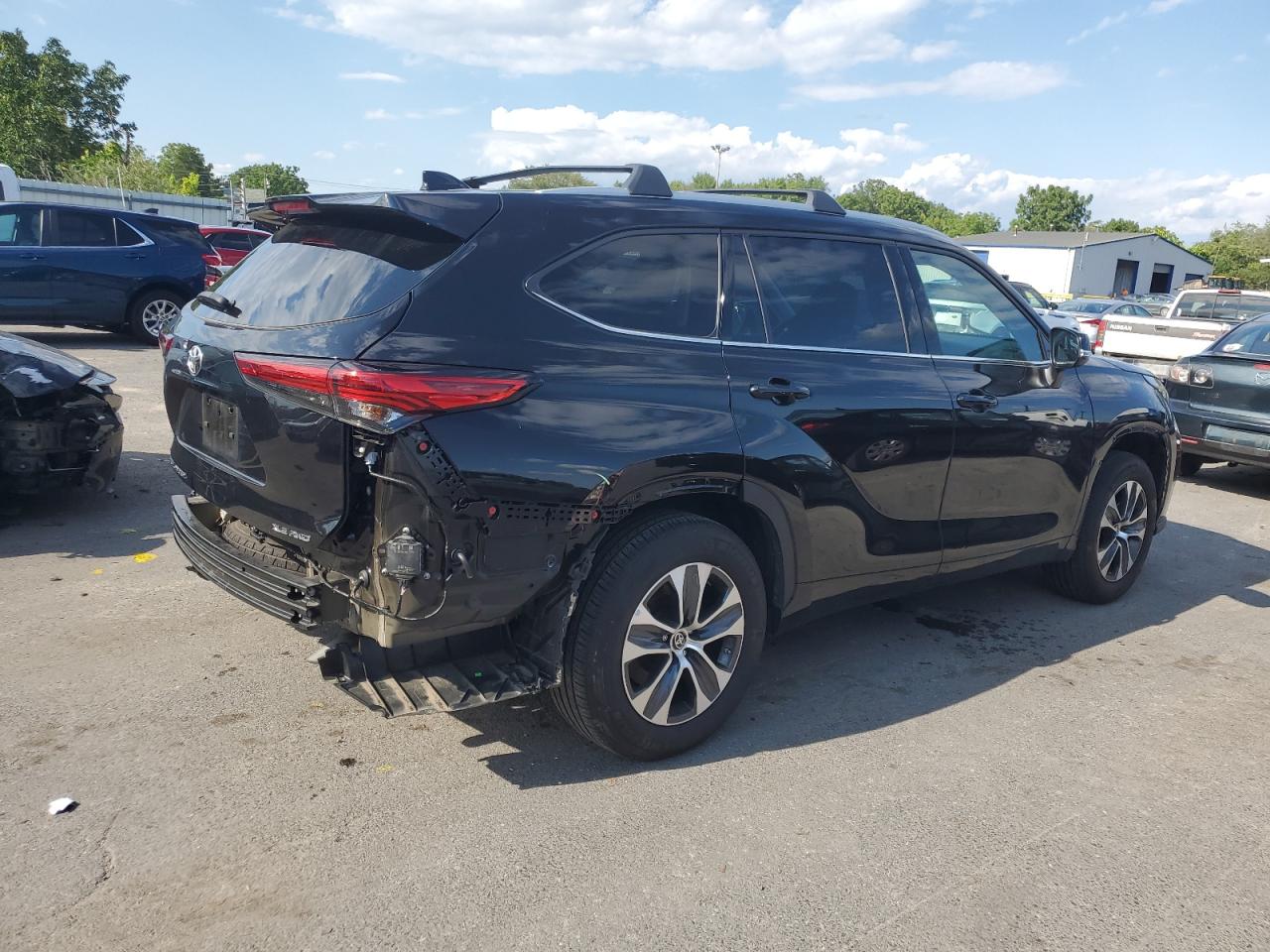 2022 TOYOTA HIGHLANDER XLE VIN:5TDHZRBH4NS581877