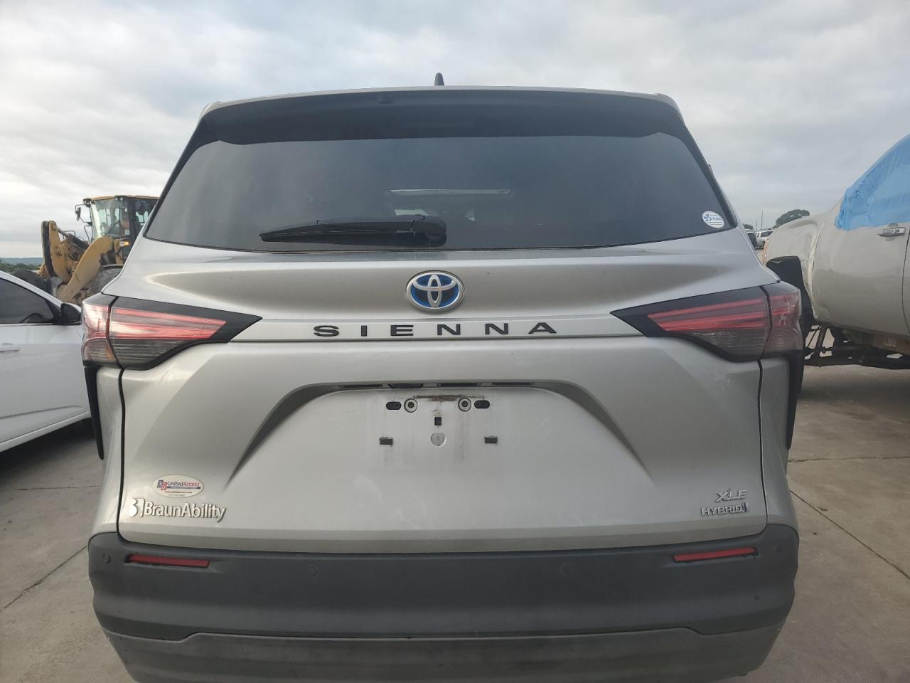 2022 TOYOTA SIENNA XLE VIN:5TDJRKEC1NS119821