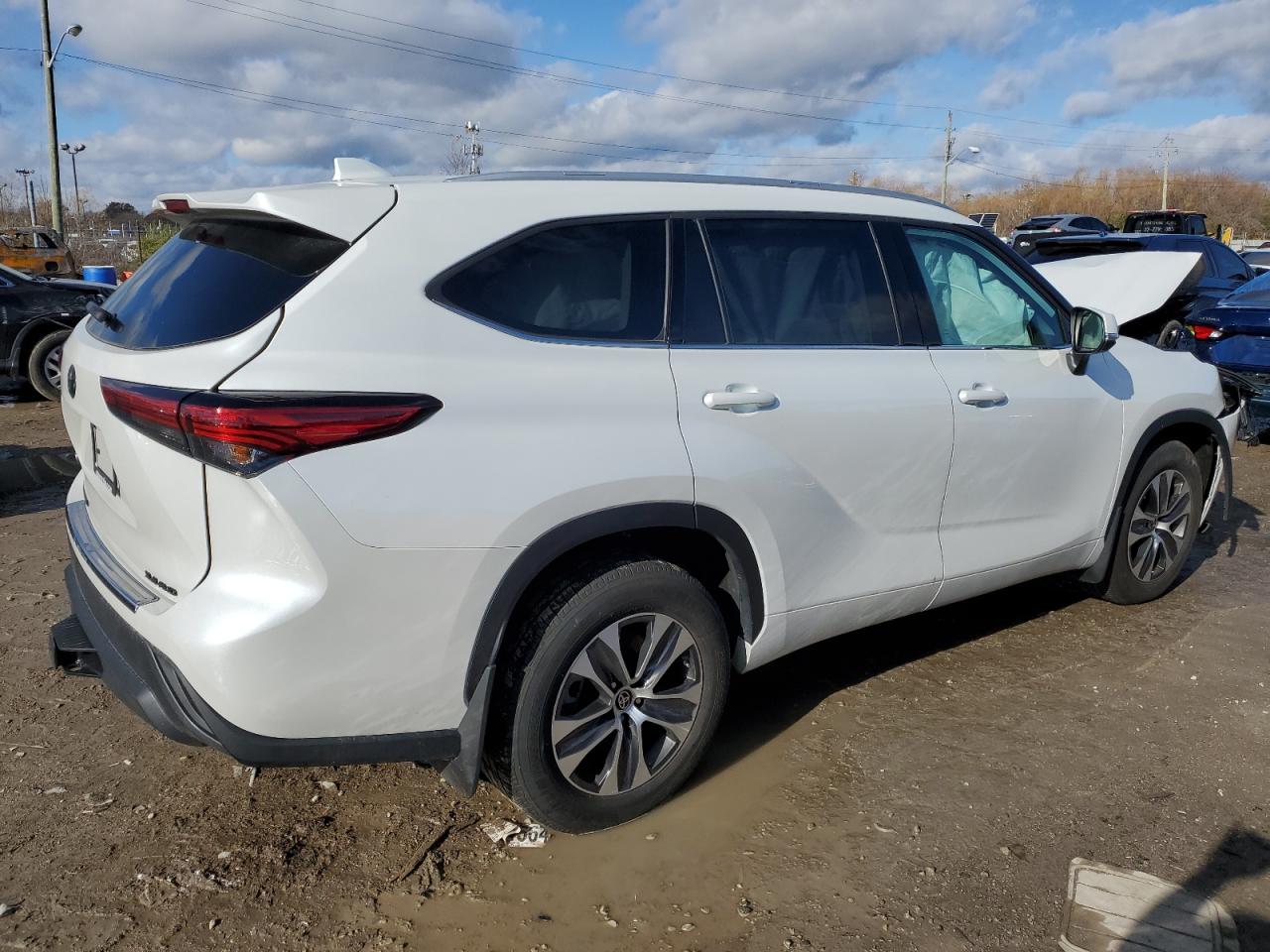 2022 TOYOTA HIGHLANDER XLE VIN:5TDGZRBH6NS592262