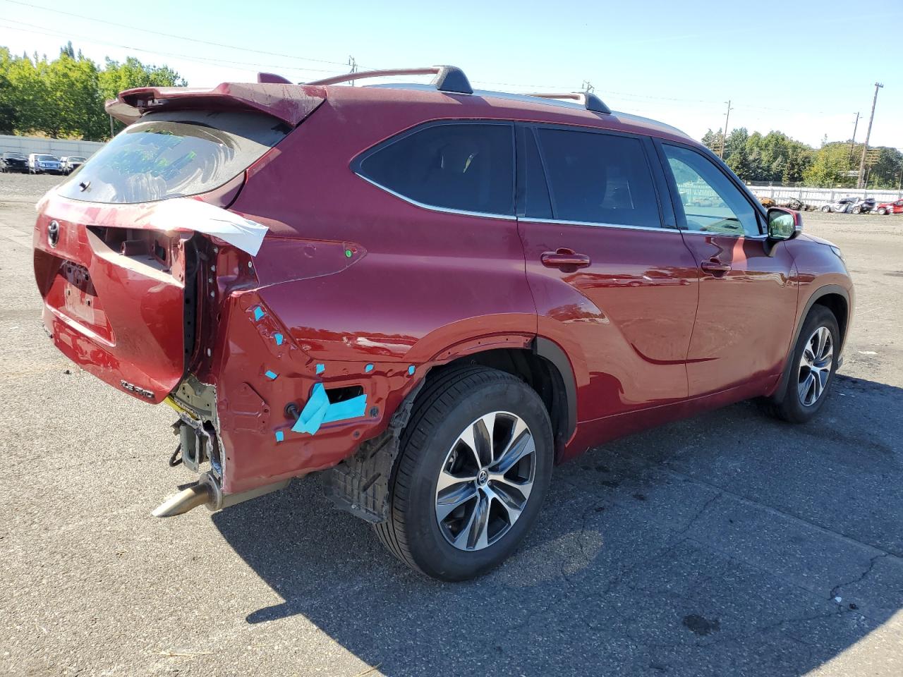 2022 TOYOTA HIGHLANDER XLE VIN:5TDHZRBH1NS587667