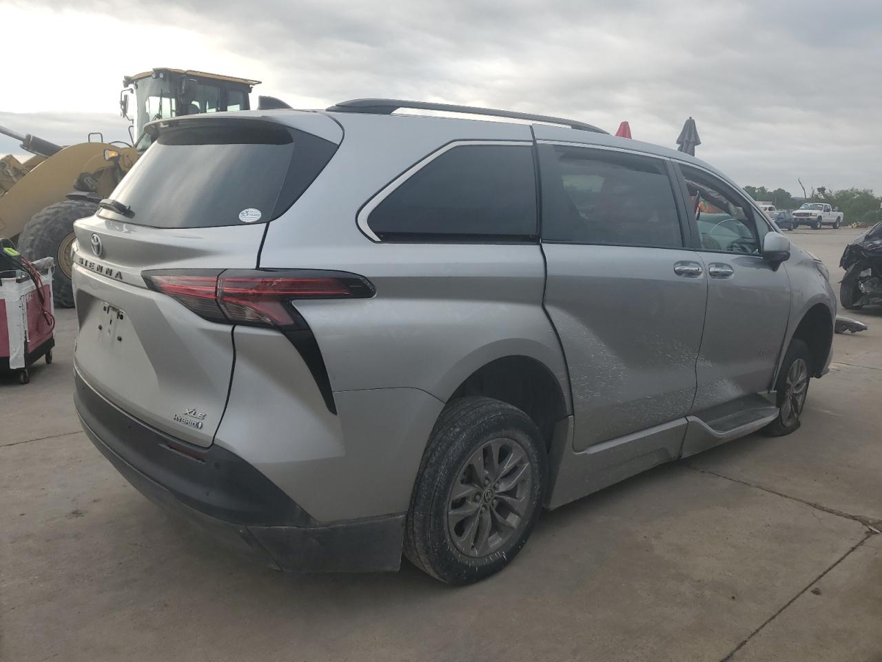 2022 TOYOTA SIENNA XLE VIN:5TDJRKEC1NS119821