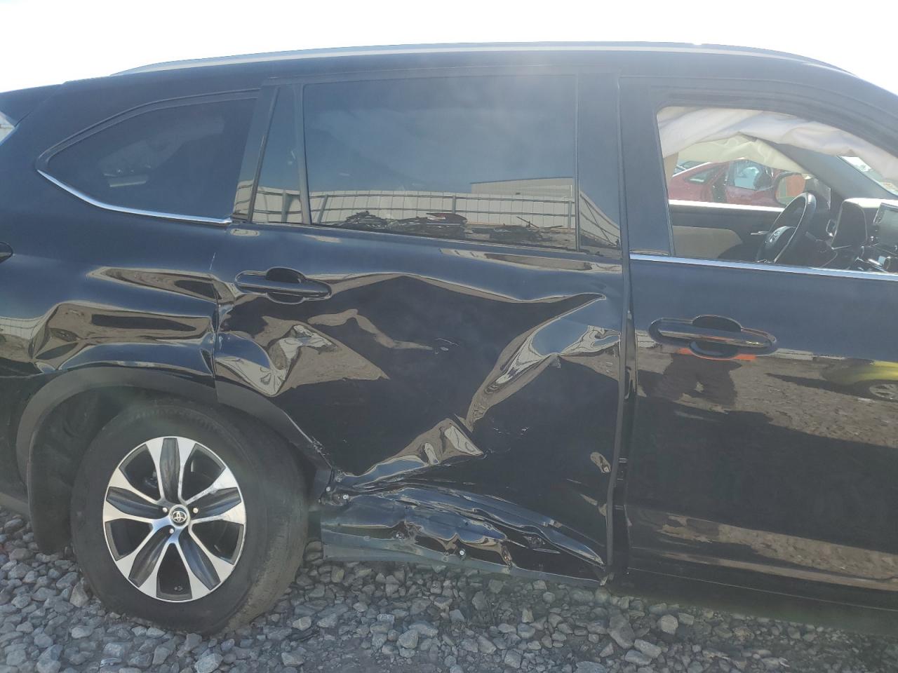 2022 TOYOTA HIGHLANDER XLE VIN:5TDHZRBH1NS228013