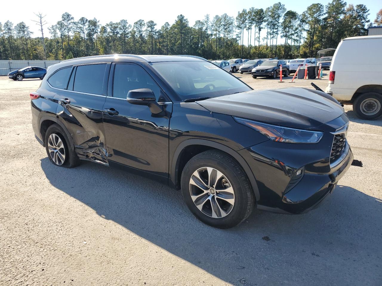 2022 TOYOTA HIGHLANDER XLE VIN:5TDHZRAH0NS555195