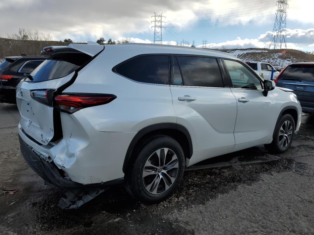2022 TOYOTA HIGHLANDER XLE VIN:5TDGZRAH8NS553562
