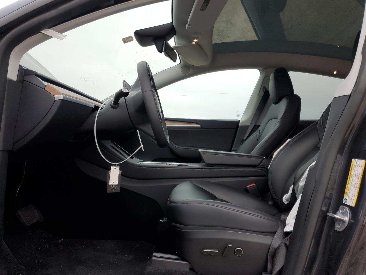 2024 TESLA MODEL Y  VIN:7SAYGDED9RA305643