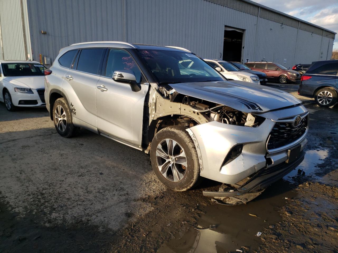 2022 TOYOTA HIGHLANDER XLE VIN:5TDHZRBH5NS181892