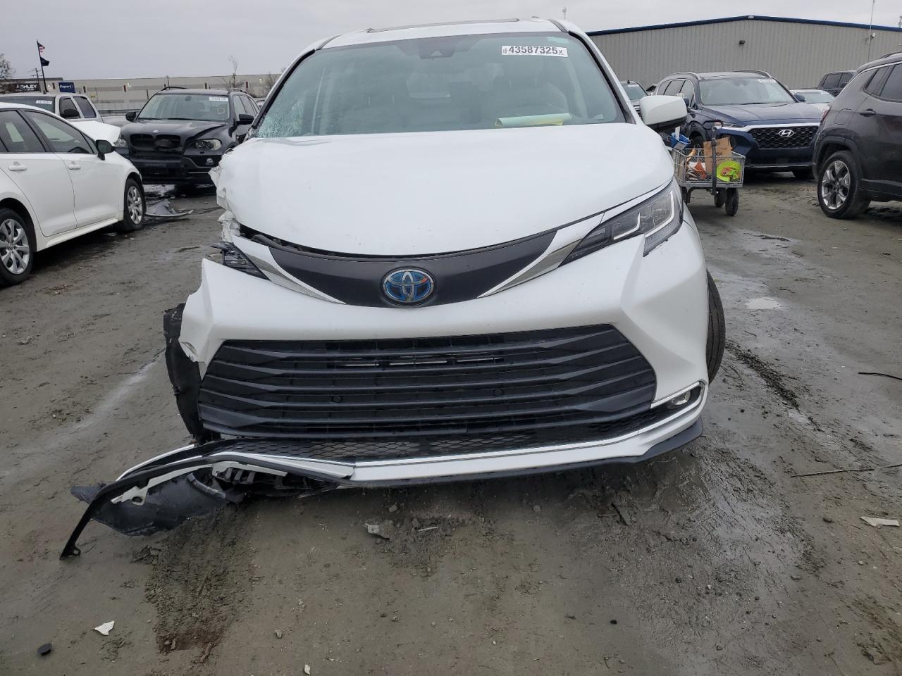 2022 TOYOTA SIENNA XLE VIN:5TDYRKEC6NS104357