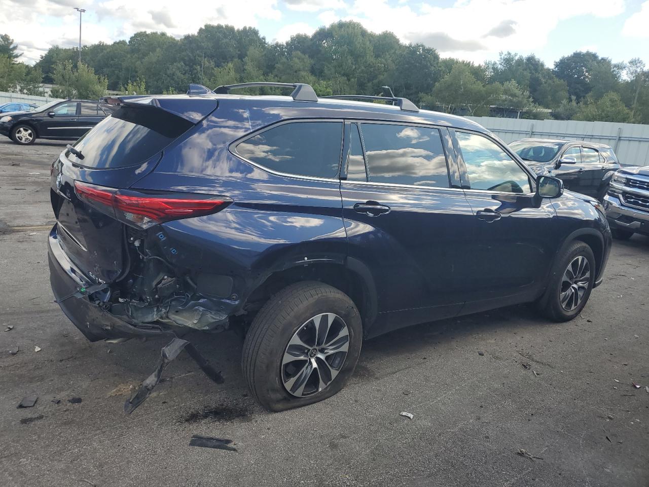 2022 TOYOTA HIGHLANDER XLE VIN:5TDHZRBH9NS206812