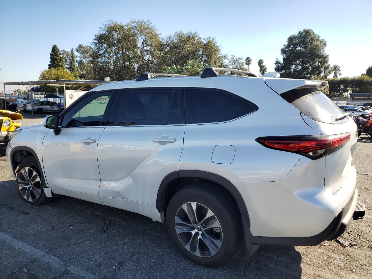 2022 TOYOTA HIGHLANDER XLE VIN:5TDHZRBH6NS592749