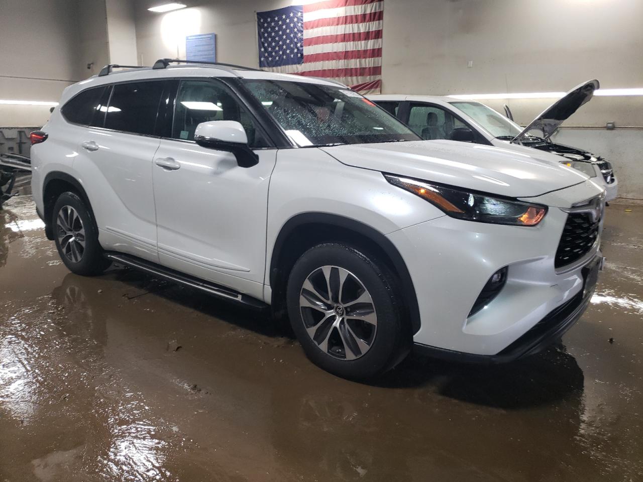 2022 TOYOTA HIGHLANDER XLE VIN:5TDHZRBH6NS165765
