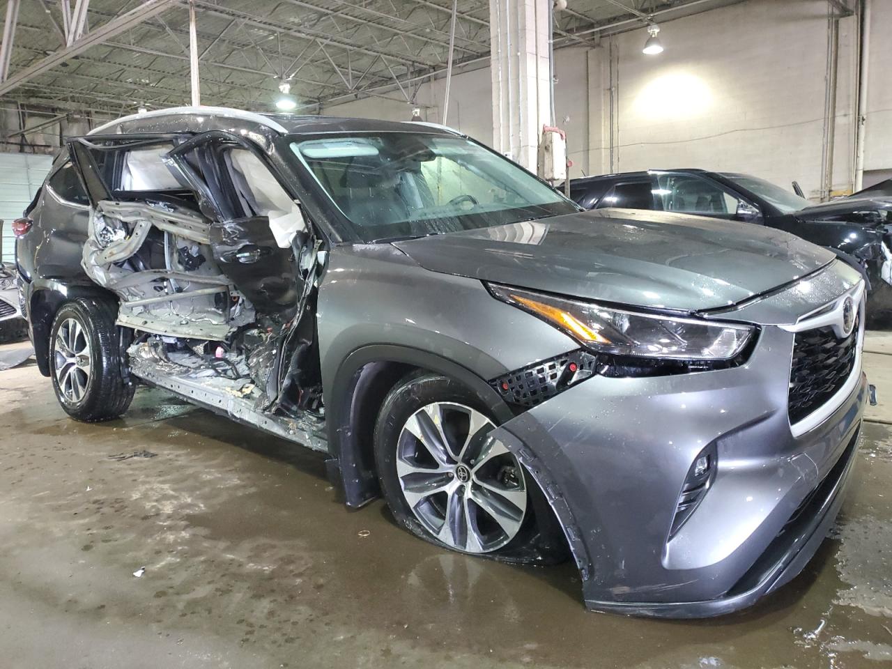 2022 TOYOTA HIGHLANDER XLE VIN:5TDGZRBHXNS222559