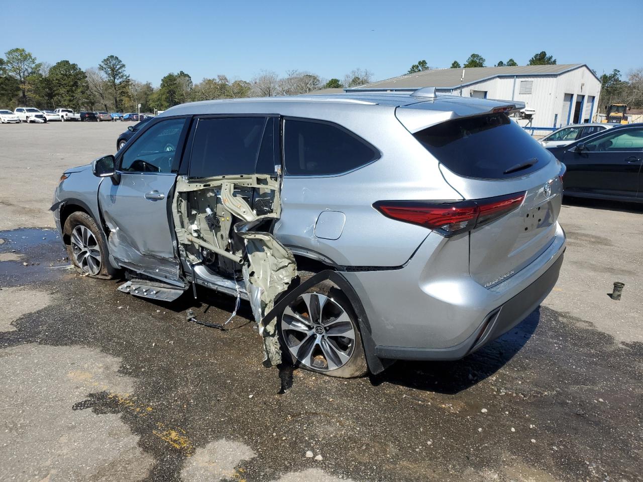 2022 TOYOTA HIGHLANDER XLE VIN:5TDGZRAH3NS131604