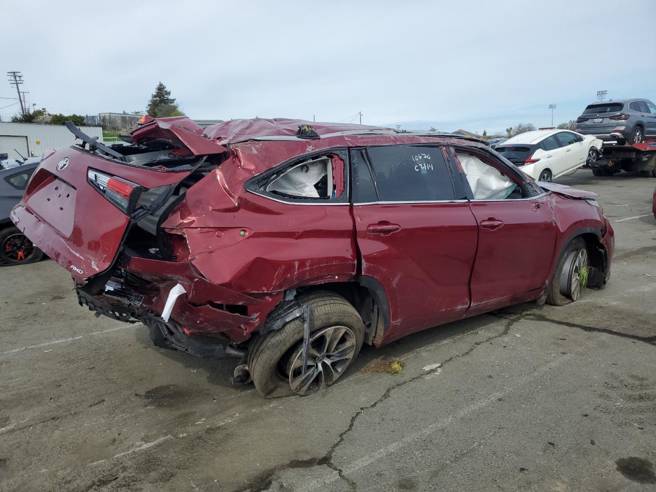 2022 TOYOTA HIGHLANDER XLE VIN:5TDHZRBH5NS592001